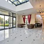 Otel White Rock Castle & 3*