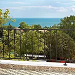 White Rock Castle & 3* Balçık