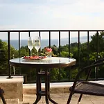 Otel White Rock Castle & 3*