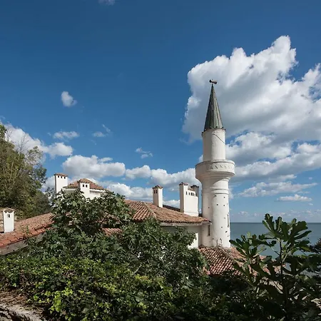 White Rock Castle & Hotell Baltjik