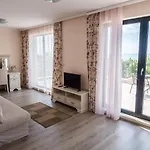 White Rock Castle & 3*