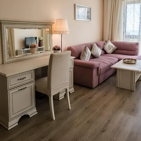 White Rock Castle & Wellness Club فندق