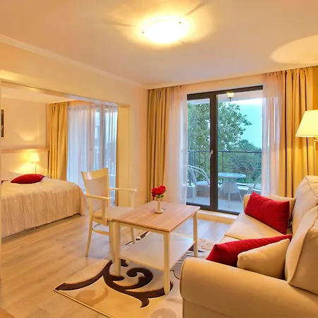 White Rock Castle & Wellness Club فندق 3*