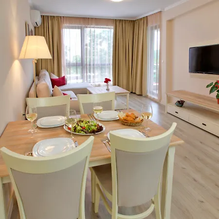 White Rock Castle & Wellness Club فندق بالشيك