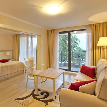 White Rock Castle & Wellness Club 3* بالشيك