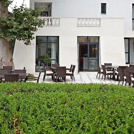 White Rock Castle & Wellness Club فندق بالشيك