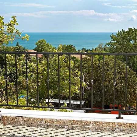 White Rock Castle Hotel & Wellness Club 3* Balchik