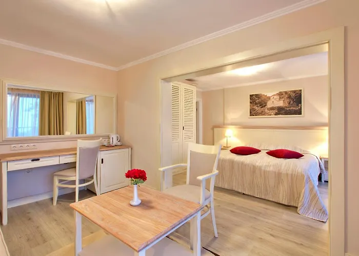 White Rock Castle & Hotel 3*