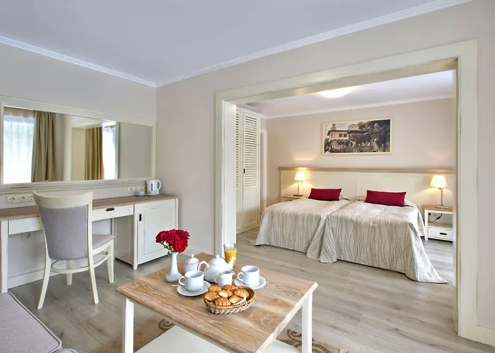 White Rock Castle & 3*