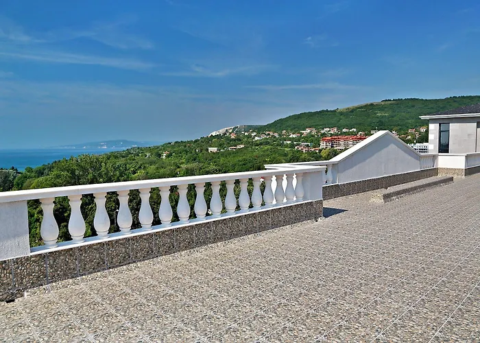 White Rock Castle & 3*